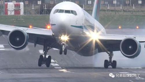大风中上海机场绑完飞机绑舷梯 大风中上海机场绑完飞机绑舷梯